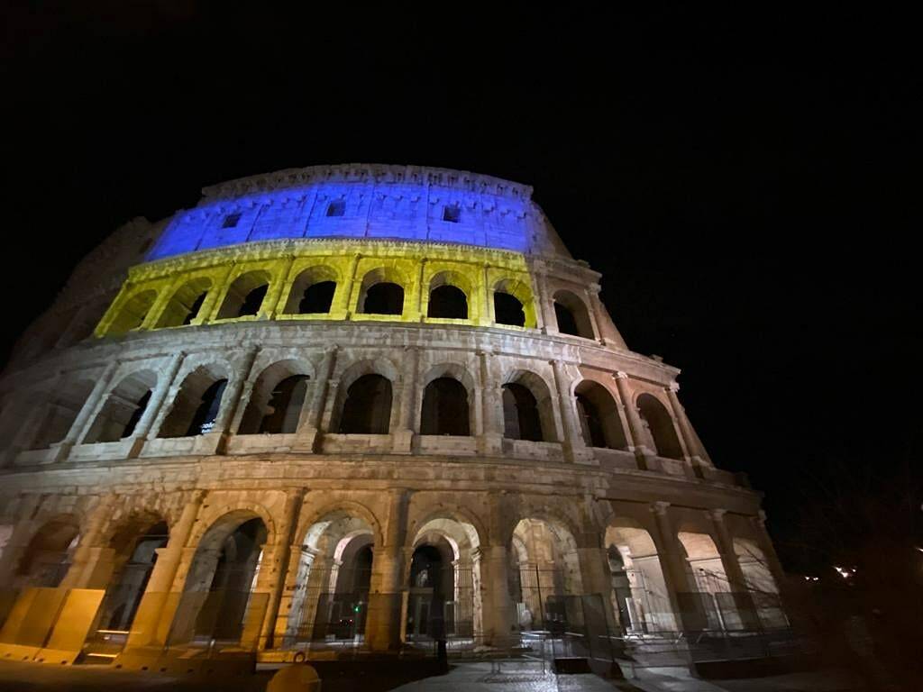 La Russia attacca: il Colosseo si illumina con la bandiera dell’Ucraina
