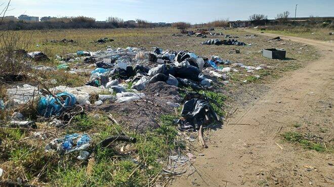 Fiumicino, degrado a via del Pesce Luna: la discarica infinita