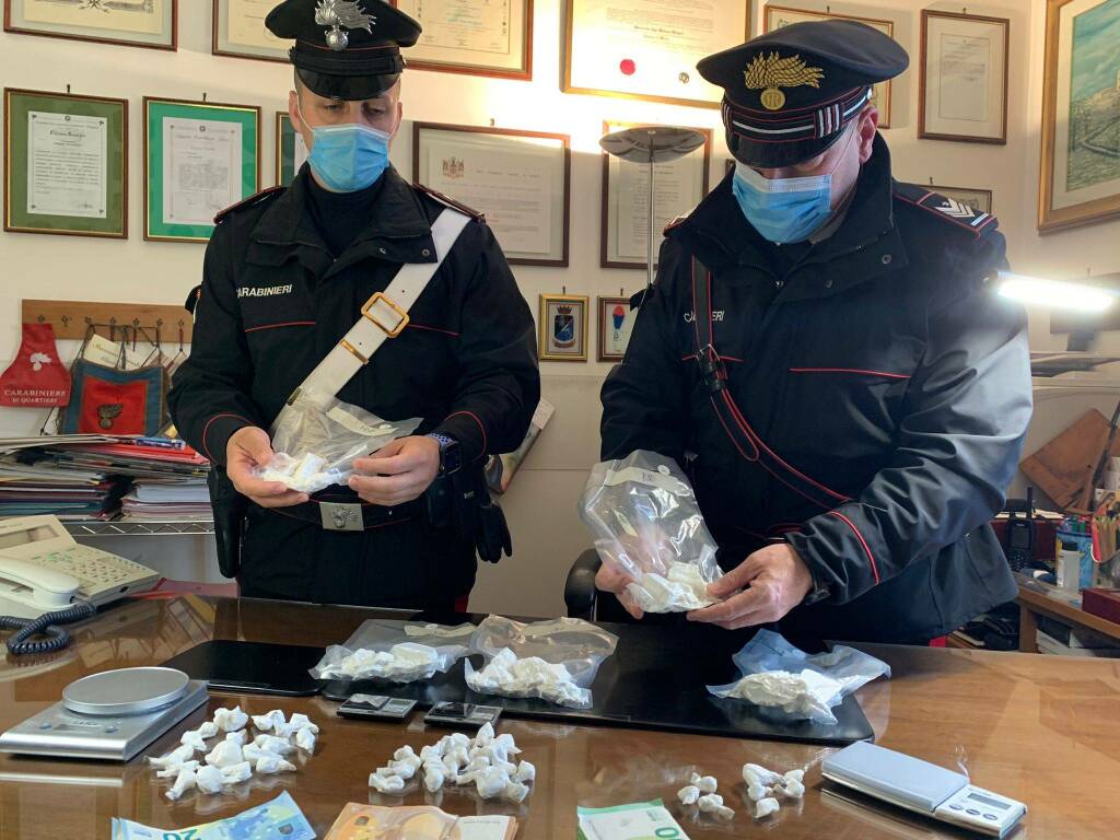 Roma, butta via il barattolo con la cocaina e scappa: pusher raggiunto e arrestato