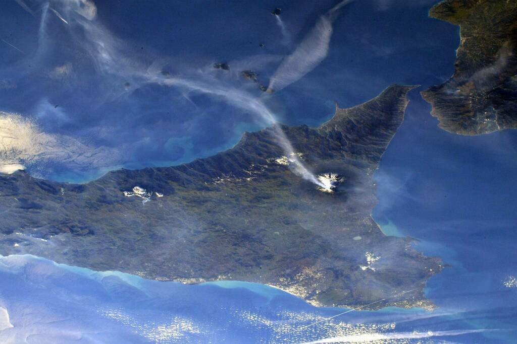 L’eruzione dell’Etna vista dalla Stazione Spaziale Internazionale: le spettacoli immagini