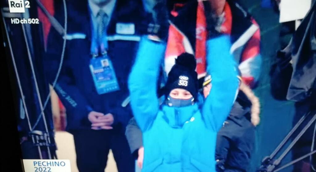 Federica Pellegrini all’apertura dei Giochi Invernali con i vessilli del Cio: saluta gli azzurri