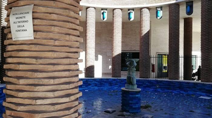 “Ripristinare decoro e acqua” alla fontana delle Poste Centrali di Ostia: passa la mozione