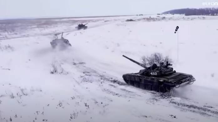 Ucraina, la Russia ritira parte delle truppe ma gli Usa avvertono: “In arrivo altri soldati”