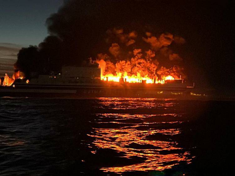 Paura a bordo, traghetto evacuato per un incendio: 287 persone in salvo