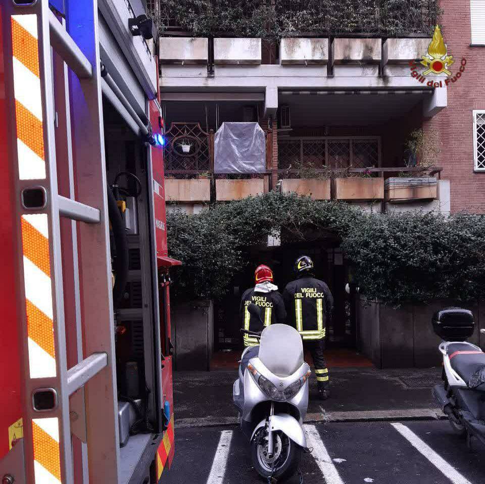 Roma, giallo in via Amari: trovato il cadavere di un uomo tra le fiamme