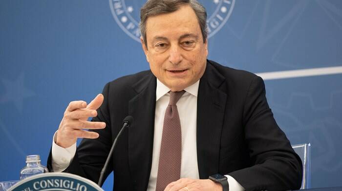 Draghi tuona contro Mosca: “I crimini di guerra vanno puniti, Putin ne risponderà”