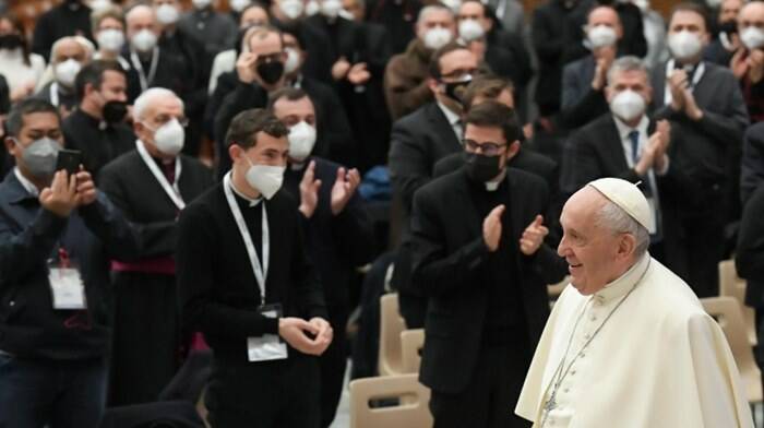 Il Papa bacchetta i preti: “No alle manie da ‘scapoloni’: siate pastori dal cuore aperto”