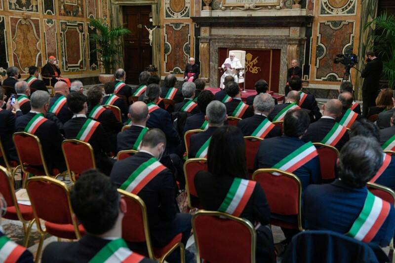 Papa Francesco ai sindaci italiani: “Investite in bellezza, educazione e legalità”