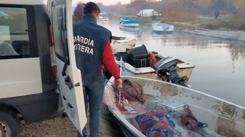 Pesca illegale alla foce del Mascarello: maximulta e attrezzature sequestrate