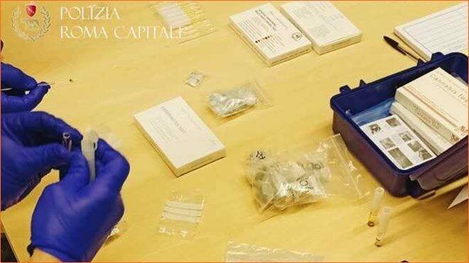 Tor Bella Monaca, agenti soccorrono un’auto in panne… ma trovano 26 dosi di droga