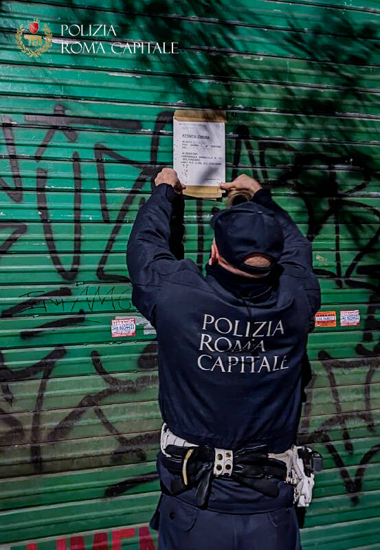 Roma, violano il “coprifuoco”: chiusi e multati 7 negozi aperti oltre le 22