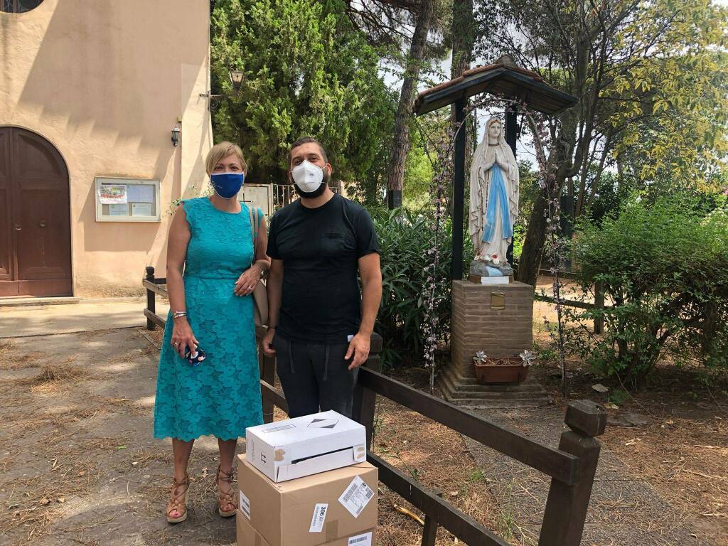 Pomezia Aiuta consegna migliaia di mascherine e gel igienizzanti alla Caritas