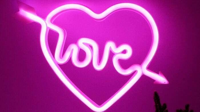 San Valentino a Nemi: esposizione di arte al neon dedicata a tutti gli innamorati