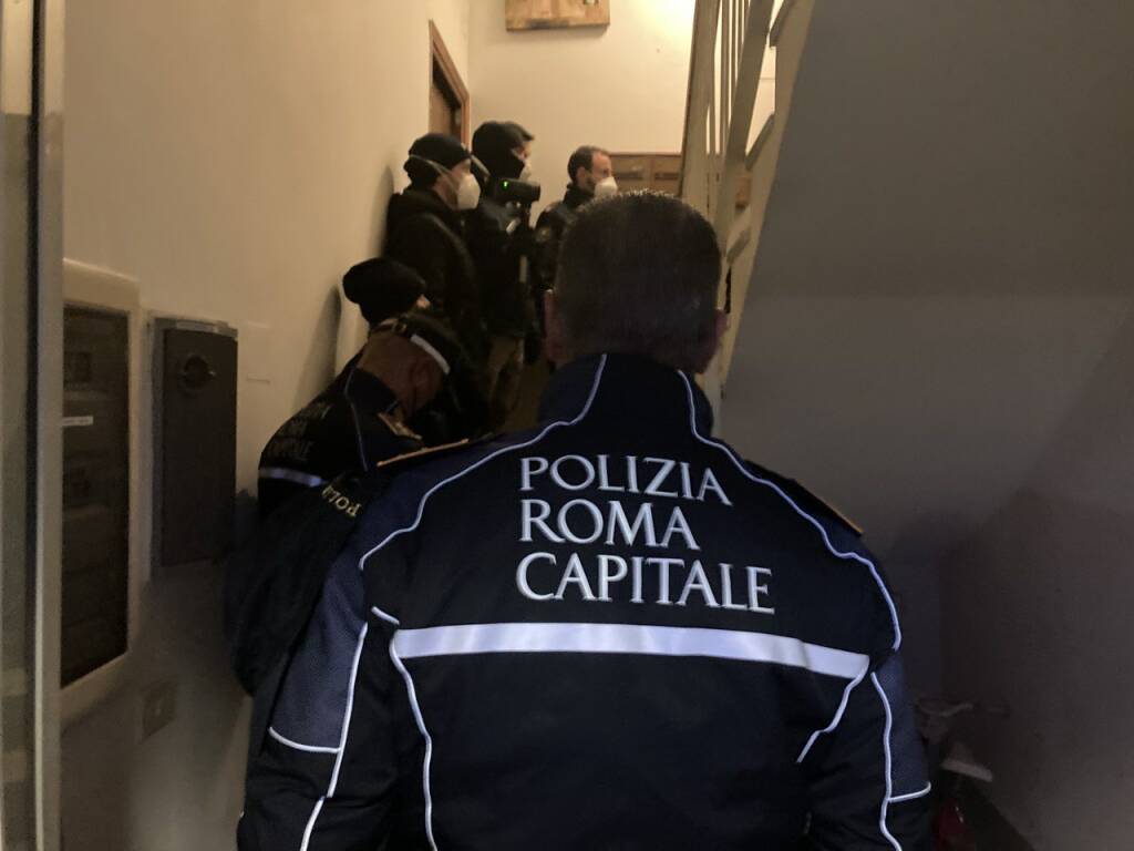 Roma, blitz all’alba: gli agenti sgomberano gli alloggi Ater occupati abusivamente
