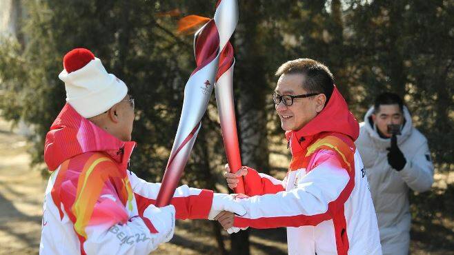 Pechino 2022, partita la staffetta dei tedofori con la Fiaccola Olimpica