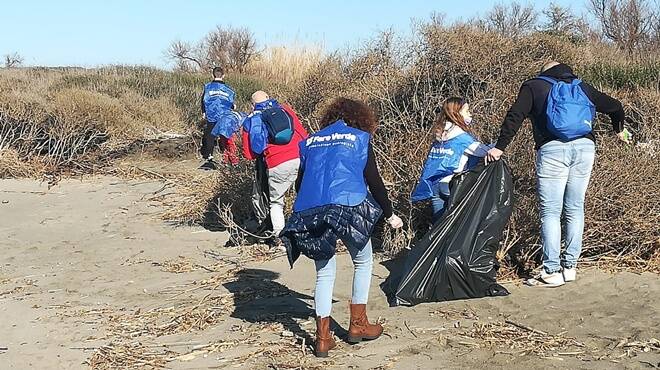volontari fare verde pulizia spiagge lazio