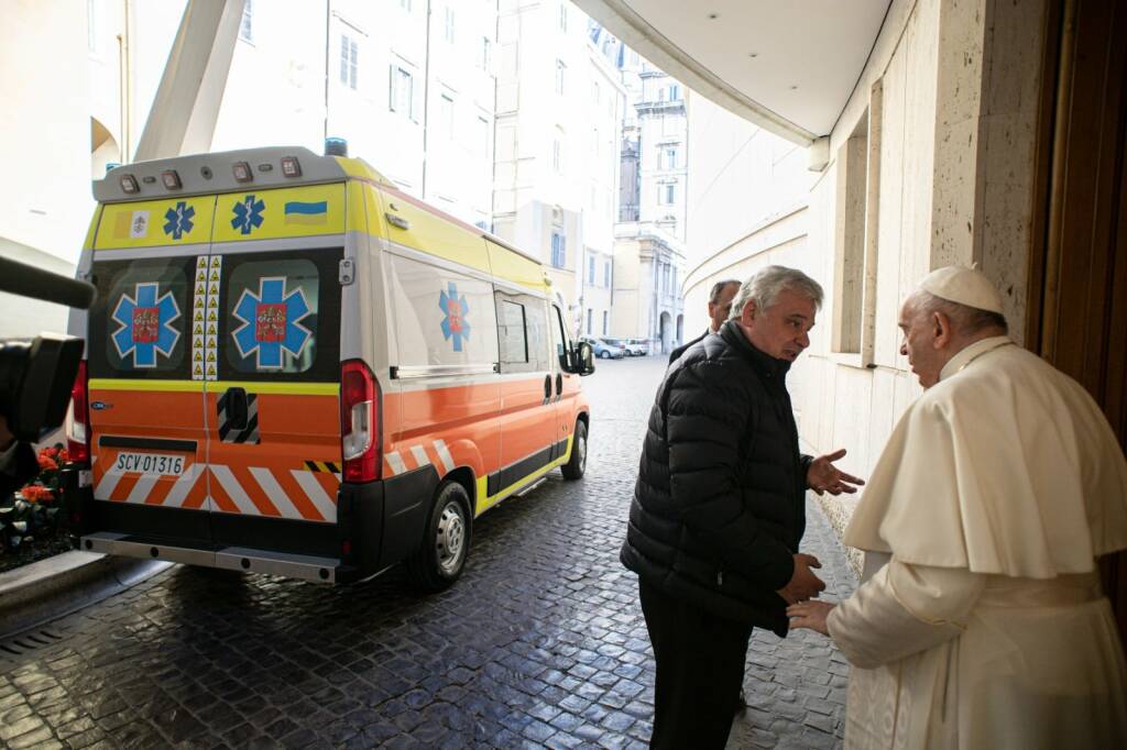 Il Papa invia a Leopoli il cardinal Krajewski con in dono un’ambulanza per la popolazione