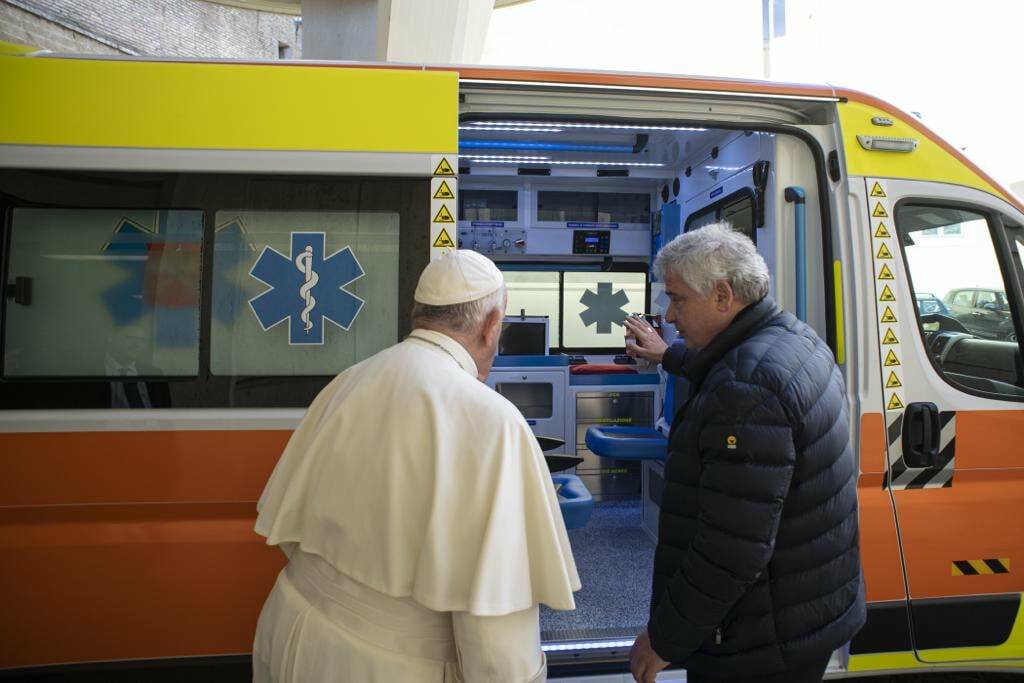 Guerra in Ucraina: il Papa invia a Kiev il cardinal Krajewski con un’ambulanza per i civili