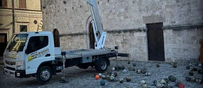 ASCOLI PICENO PALLONI TETTO CHIESTA FOTO GRUPPO FB SE DI ASCOLI PICENO SE