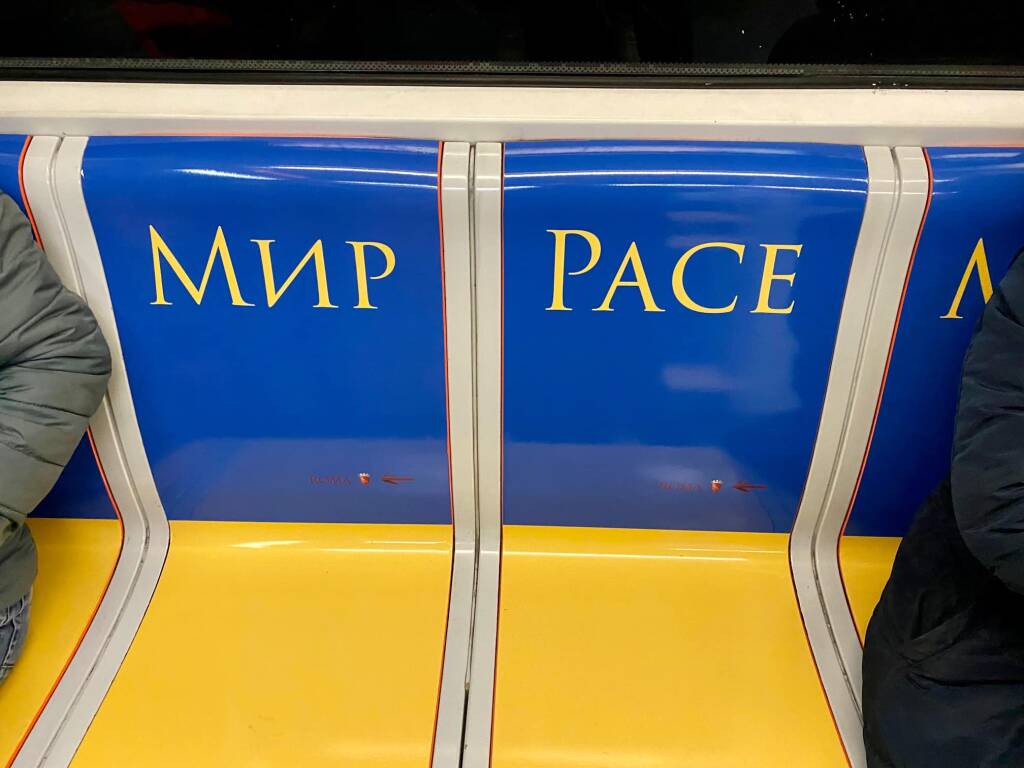Roma, un treno della Metro A si veste con colori dell&#8217;Ucraina e la parola pace
