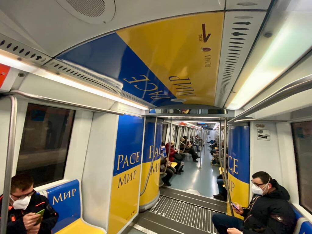 Roma, un treno della Metro A si veste con colori dell'Ucraina e la parola pace