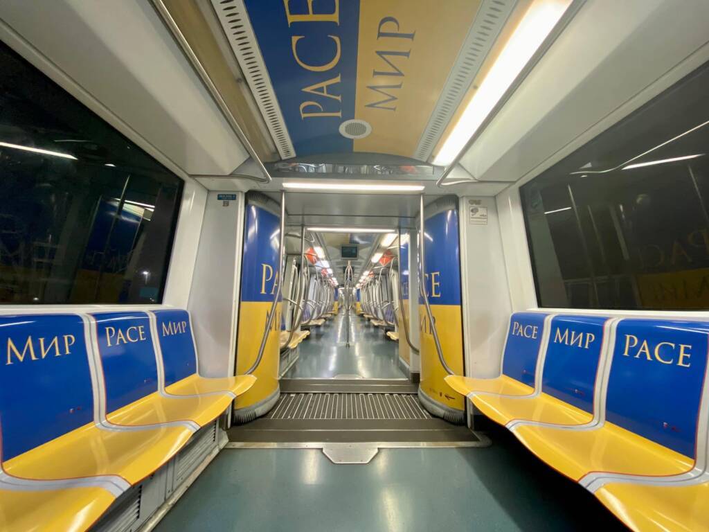 Roma, un treno della Metro A si veste con colori dell’Ucraina e la parola pace