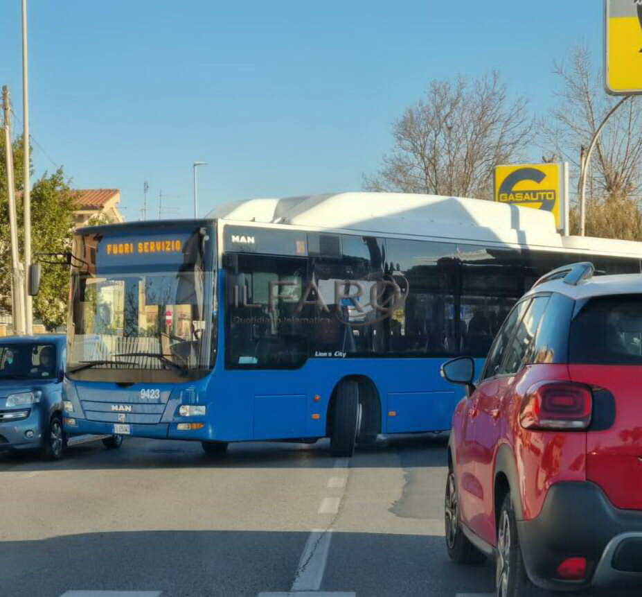 Fiumicino, autobus in panne: traffico bloccato su via del Faro