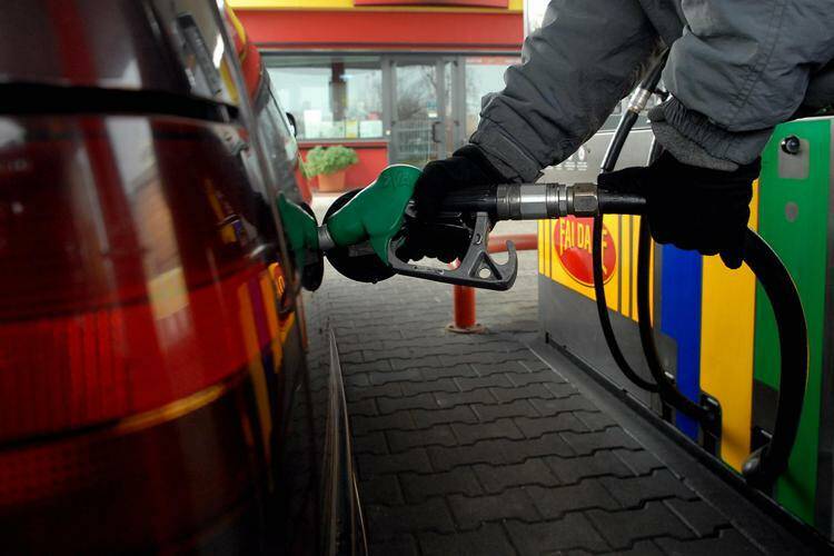 Carburanti, in Italia prezzi in calo per benzina e diesel