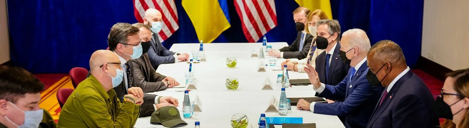 La promessa di Biden ai ministri di Kiev: “Faremo nuovi sforzi per aiutare la vostra difesa”