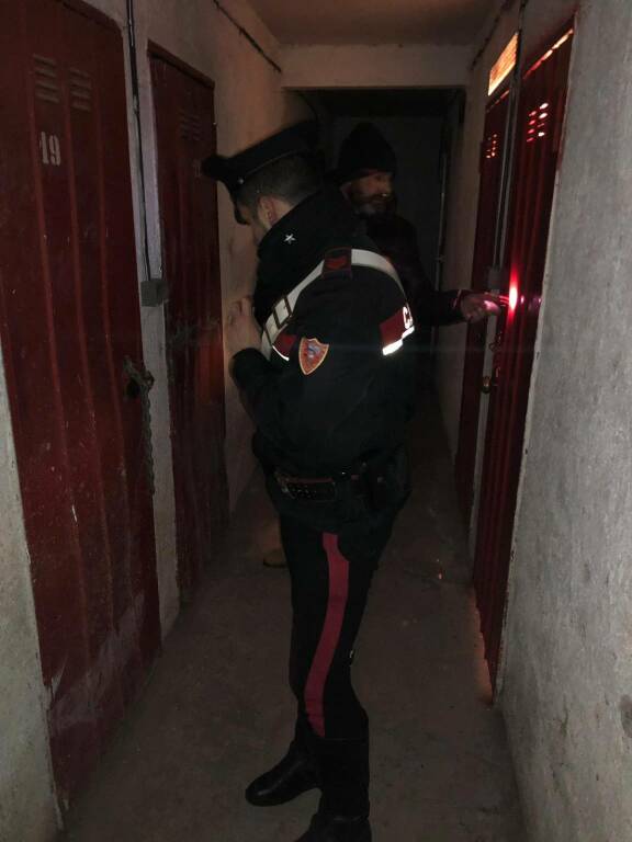 Roma, cocaina ed eroina nascoste nel vano ascensore sotto i rifiuti: arrestati 4 pusher