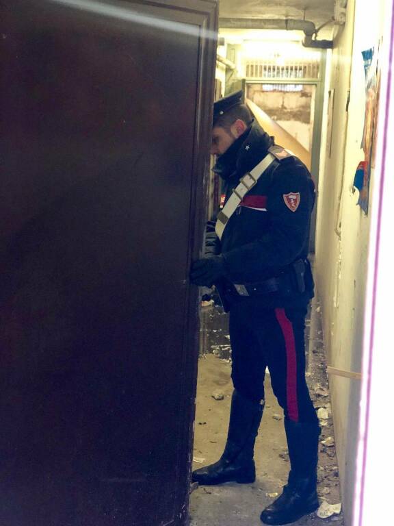 Roma, cocaina ed eroina nascoste nel vano ascensore sotto i rifiuti: arrestati 4 pusher