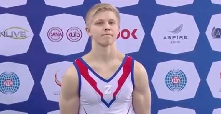 Ginnastica, atleta russo sul podio con il simbolo dei carrarmati in Ucraina