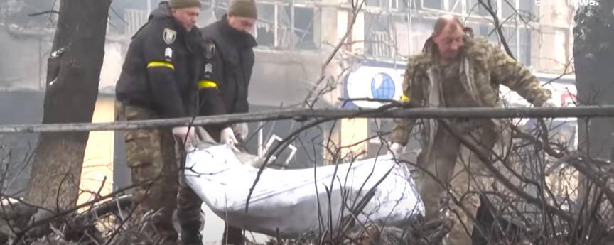 Guerra in Ucraina, l’accusa di Kiev: “I russi sparano contro le auto dei civili a Bucha”