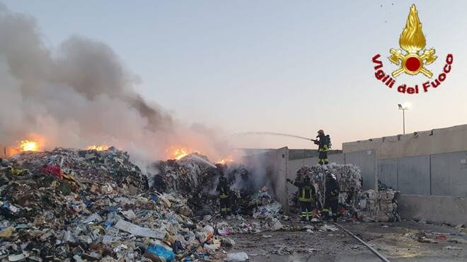 incendio azienda riciclaggio civitavecchia