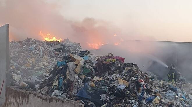 Civitavecchia, rogo in un’azienda di riciclaggio: a fuoco montagne di carta