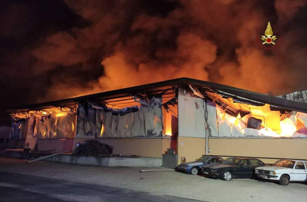Pomezia, incendio nella notte: capannone di 2mila metri quadri distrutto dalle fiamme