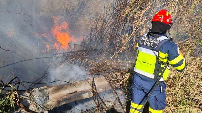 Ardea, incendio divampa in via delle Salzare: interviene la Protezione Civile