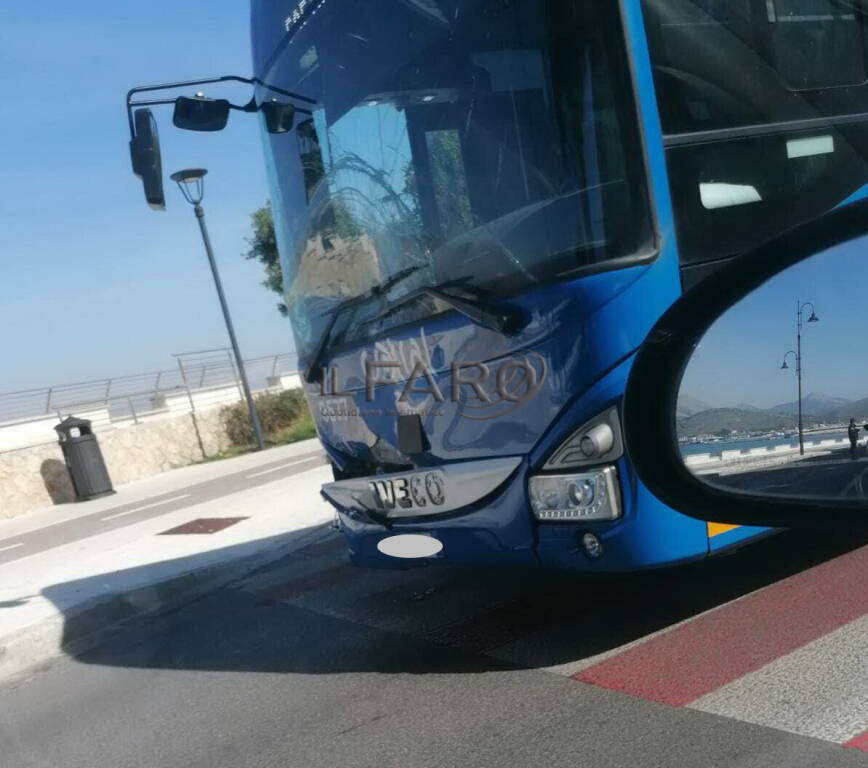 Gaeta, paura sul Lungomare Caboto: scontro tra un bus e tre auto