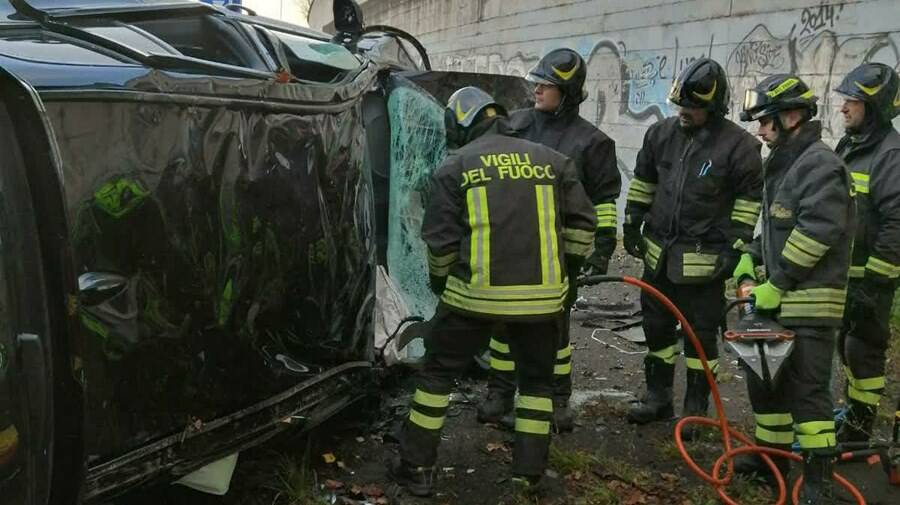 Roma, auto precipita dalla Tangenziale: morto il conducente