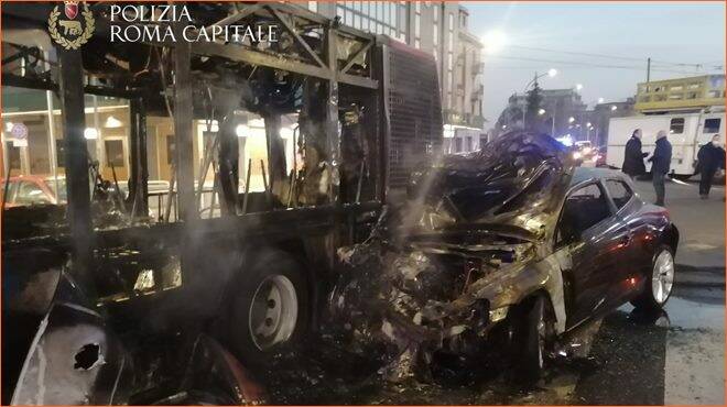 Roma, auto contro bus, poi il rogo: muore tra le fiamme