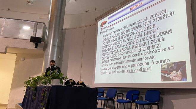 Legalità e cyberbullismo: i carabinieri al Baffi per sensibilizzare gli studenti