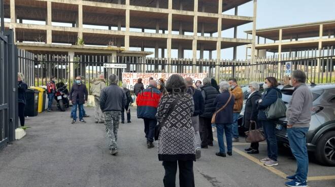 Ardea, quartieri senza fogne e acqua potabile: cittadini in protesta sotto al Comune