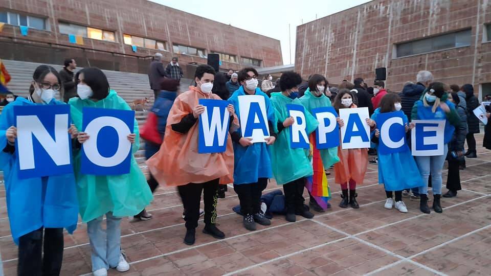 “No War”. I cittadini di Fiumicino scendono in piazza e gridano “Pace in Ucraina”