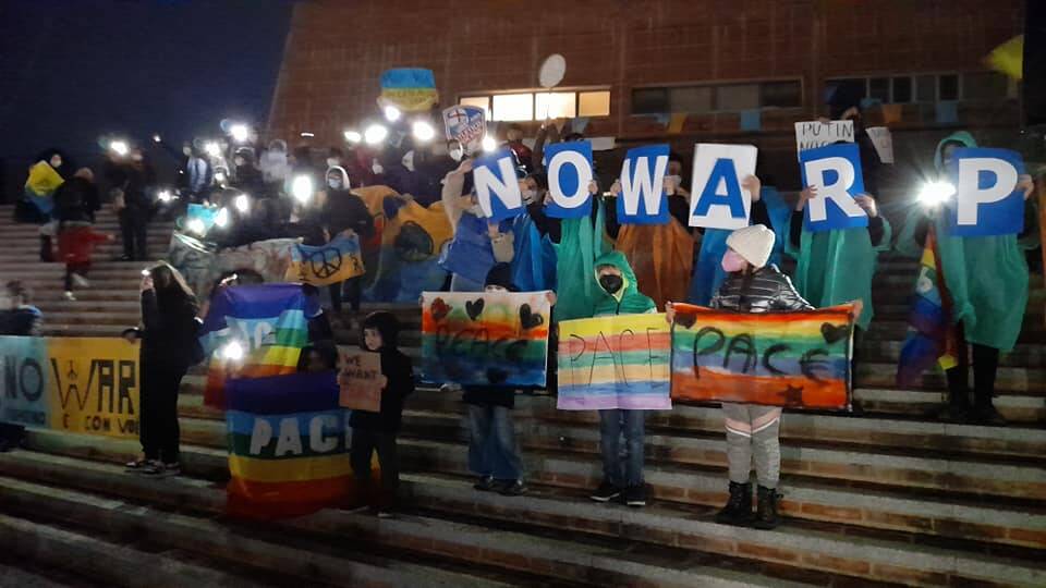 “No War”. I cittadini di Fiumicino scendono in piazza e gridano “Pace in Ucraina”