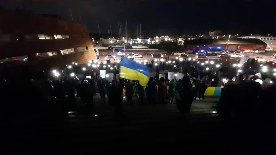 “No War”. I cittadini di Fiumicino scendono in piazza e gridano “Pace in Ucraina”