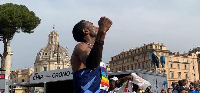 Maratona di Roma da record: Tefera taglia il traguardo in 2h06
