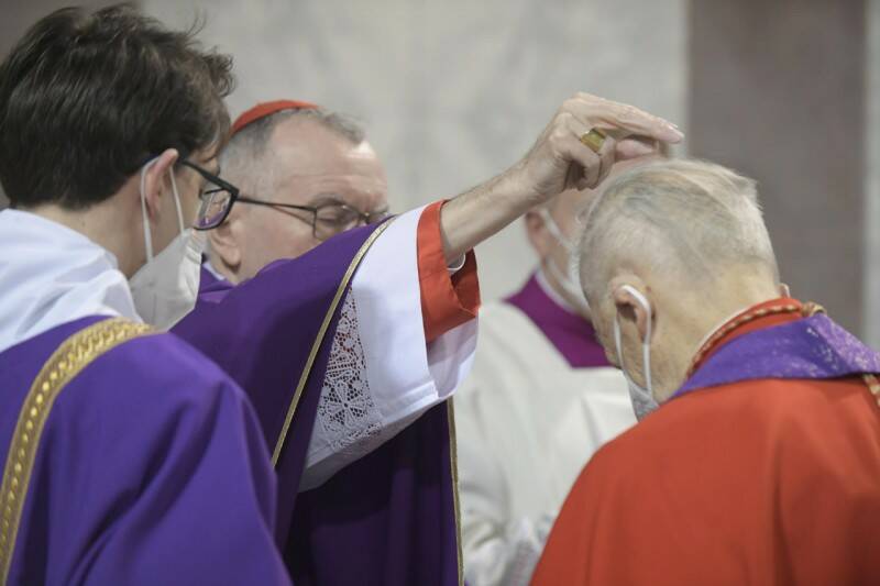 Le Ceneri, il Papa: “Sono un’amara medicina per curare la malattia dell’apparenza”