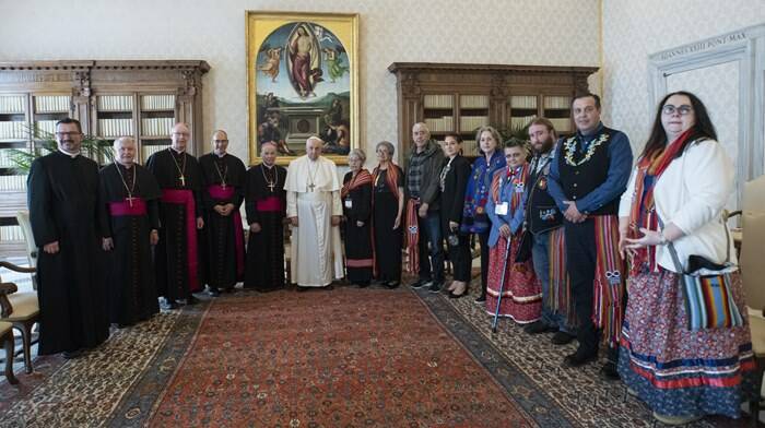 Abusi e violenze nelle scuole cattoliche: il Papa in “doloroso” ascolto degli indigeni canadesi