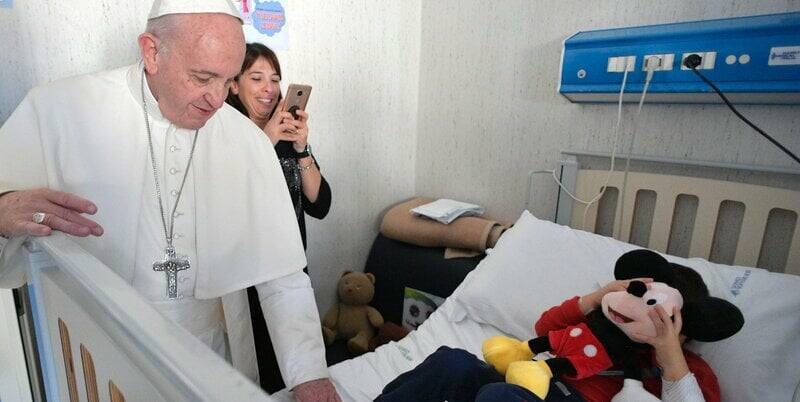 La carezza del Papa al Bambino Gesù di Palidoro: “Grazie per aver curato i bimbi ucraini”