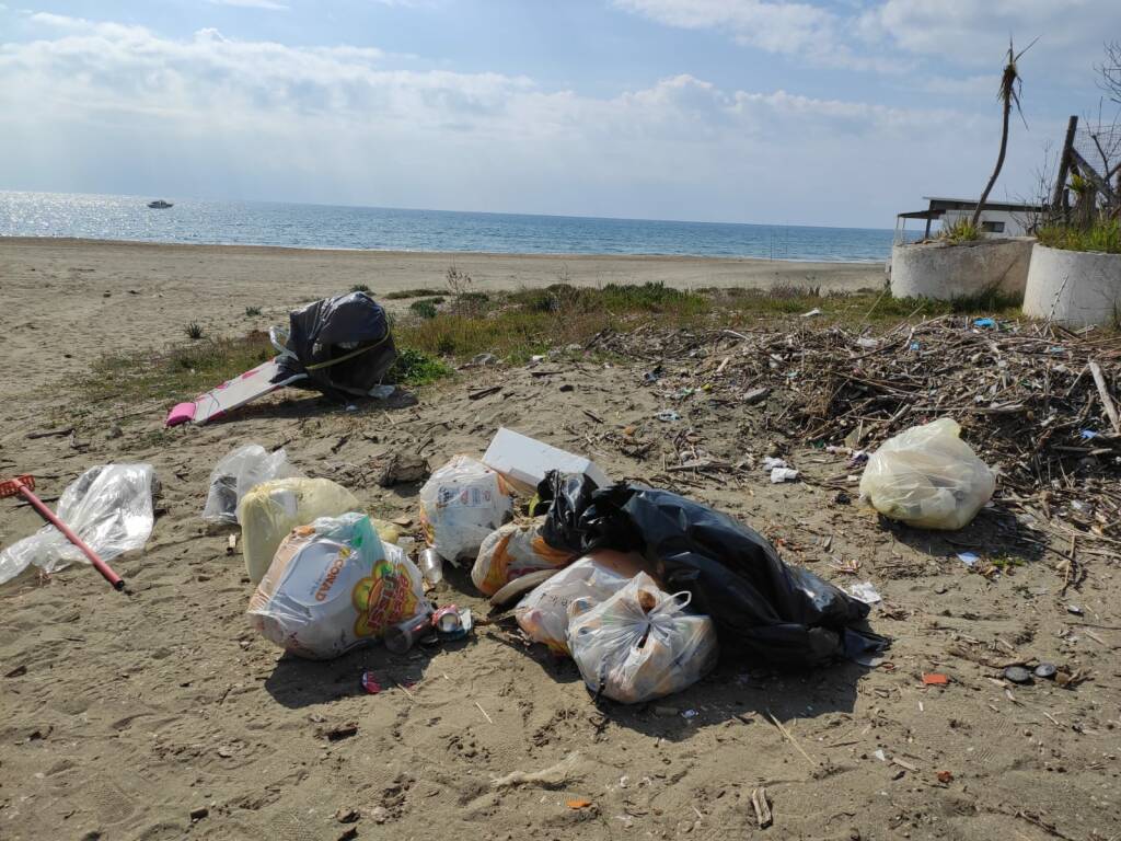 Fondi, i volontari di “Plastic Free” ripuliscono la spiaggia di Sant’Anastasia